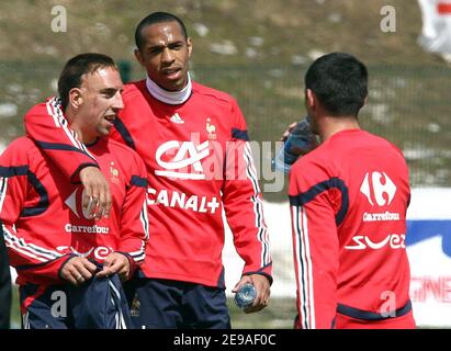 Franck Ribery und Thierry Henry, die am 25. Mai 2006 während einer Trainingseinheit in Tignes in den französischen Alpen aufgenommen wurden. Die französische Mannschaft trainiert in Tignes vor der WM in Deutschland. Foto von Christian Liewig/ABACAPRESS.COM Stockfoto