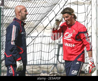 Frankreichs Torhüter Gregory Coupert und Torhüter Fabien Barthez haben am 25. Mai 2006 während eines Trainings in Tignes, Französische Alpen, Frankreich, gictured. Die französische Mannschaft trainiert in Tignes vor der WM in Deutschland. Foto von Christian Liewig/ABACAPRESS.COM Stockfoto