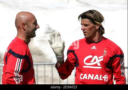 Frankreichs Torhüter Gregory Coupét und Torhüter Fabien Barthez im Bild während einer Trainingseinheit in Tignes, Französische Alpen, Frankreich am 25. Mai 2006. Die französische Mannschaft trainiert in Tignes vor der WM in Deutschland. Foto von Christian Liewig/ABACAPRESS.COM Stockfoto