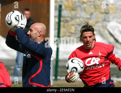 Frankreichs Torwart Gregory Coupert und Torwart Fabien Barthez während einer Trainingseinheit in Tignes, Französische Alpen, Frankreich am 25. Mai 2006. Die französische Mannschaft trainiert in Tignes vor der WM in Deutschland. Foto von Christian Liewig/ABACAPRESS.COM Stockfoto