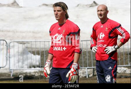 Frankreichs Torhüter Gregory Coupét und Torhüter Fabien Barthez im Bild während einer Trainingseinheit in Tignes, Französische Alpen, Frankreich am 25. Mai 2006. Die französische Mannschaft trainiert in Tignes vor der WM in Deutschland. Foto von Mehdi Taamallah/Cameleon/ABACAPRESS.COM Stockfoto