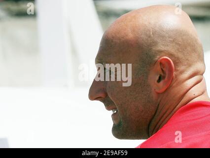 Frankreichs Torwart Fabien Barthez im Bild während eines Trainings in Tignes, Französische Alpen, Frankreich am 25. Mai 2006. Die französische Mannschaft trainiert in Tignes vor der WM in Deutschland. Foto von Mehdi Taamallah/Cameleon/ABACAPRESS.COM Stockfoto