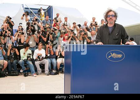 Der britische Regisseur Tim Burton posiert für die Medien während des Fotoalles von 'Jury Cinfonedation' während der Filmfestspiele 59th in Cannes, Frankreich am 25. Mai 2006. Foto von Hahn-Nebinger-Orban/ABACAPRESS.COM Stockfoto