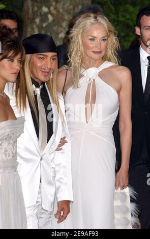 US-Schauspielerin Sharon Stone, britischer Modedesigner John Galliano, Mylene Jampanoi bei der Ankunft im 'Cinema Against AIDS 2006', der jährlichen Veranstaltung zugunsten der amfAR (American Foundation for AIDS Research), die während der Internationalen Filmfestspiele von Cannes 59th im Moulin de Mougins in Mougins bei Cannes, Frankreich, stattfand, Am 25. Mai 2006. Foto von Hahn-Nebinger-Orban/ABACAPRESS.COM Stockfoto