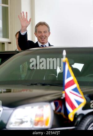 Der britische Premierminister Tony Blair winkt der Presse nach einem Besuch zum Mittagessen im Weißen Haus am 26. Mai 2006 in Washington, DC zu. Auf einer gemeinsamen Pressekonferenz im Mai 25 gaben Blair und Bush einige Fehler im Irak zu und baten andere Länder, die neue Regierung in dem vom Krieg zerrissenen Land zu unterstützen. Foto von Olivier Douliery /ABACAPRESS.COM Stockfoto