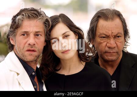 Der türkisch geborene deutsche Schauspieler Birol Unel, die französische Schauspielerin Amira Casar und der Regisseur Tony Gatlif posieren für die Medien während der Fotoaufnahme von 'Transylvania', die am 59th 28. Mai 2006 bei den Filmfestspielen in Cannes, Frankreich, gezeigt wurde. Foto von Hahn-Nebinger-Orban/ABACAPRESS.COM Stockfoto