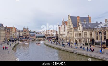 Kais des Flusses Lys mit mittelalterlichen Gildenhäusern entlang des Flusses Lys in Gent Stockfoto