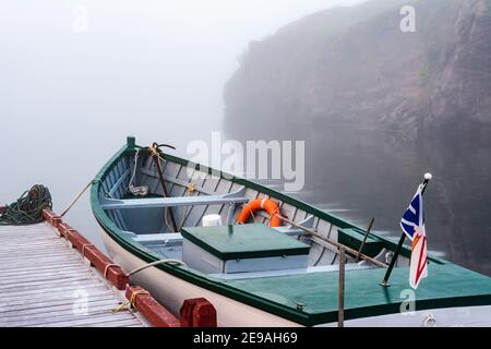 Boot und Dock im Nebel Stockfoto