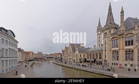 Graslei und korenlei Kais mit mittelalterlichen Stadthäusern und Uhrenturm entlang des Flusses Lys in der Stadt Gent, Flandern, Belgien Stockfoto