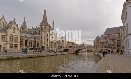 Graslei und korenlei Kais mit mittelalterlichen Stadthäusern und Uhrenturm entlang des Flusses Lys in der Stadt Gent, Flandern, Belgien Stockfoto