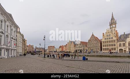 Graslei und korenlei Kais mit mittelalterlichen Stadthäusern und Uhrenturm entlang des Flusses Lys in der Stadt Gent, Flandern, Belgien Stockfoto