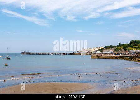 Der Strand von Swanage mit Blick auf Peveril Point und Swanage Pier, Isle of Purbeck an der Jurassic Coast, Dorset, Südwestengland Stockfoto