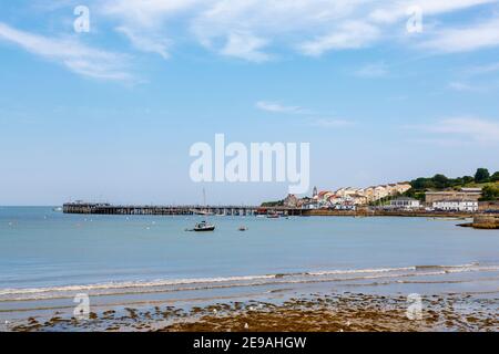 Der Strand von Swanage mit Blick auf Peveril Point und Swanage Pier, Isle of Purbeck an der Jurassic Coast, Dorset, Südwestengland Stockfoto