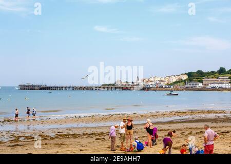 Der Strand von Swanage mit Blick auf Peveril Point und Swanage Pier, Isle of Purbeck an der Jurassic Coast, Dorset, Südwestengland Stockfoto