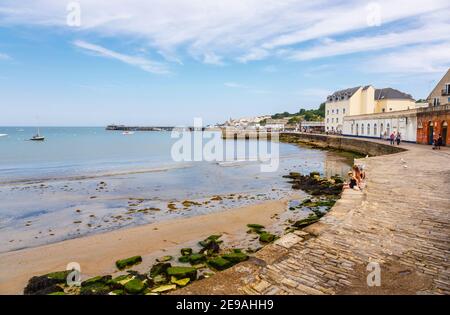 Der Strand von Swanage mit Blick auf Peveril Point und Swanage Pier, Isle of Purbeck an der Jurassic Coast, Dorset, Südwestengland Stockfoto