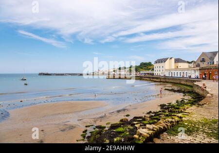 Der Strand von Swanage mit Blick auf Peveril Point und Swanage Pier, Isle of Purbeck an der Jurassic Coast, Dorset, Südwestengland Stockfoto