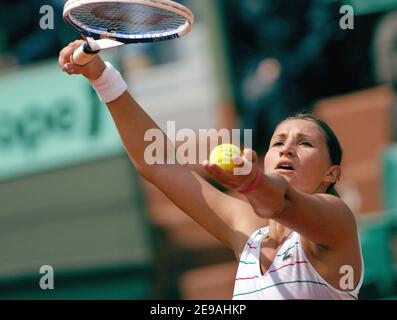 Die französische Tatiana Golovin wurde am 30. Mai 2006 von der chinesischen Jie Zheng, 3-6, 6-7, in ihrer ersten Runde der French Tennis Open in der Roland Garros Arena in Paris, Frankreich, besiegt. Foto von Christophe Guibbaud/Cameleon/ABACAPRESS.COM Stockfoto