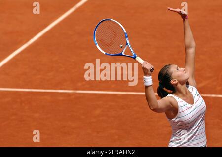 Die französische Tatiana Golovin wurde am 30. Mai 2006 von der chinesischen Jie Zheng, 3-6, 6-7, in ihrer ersten Runde der French Tennis Open in der Roland Garros Arena in Paris, Frankreich, besiegt. Foto von Christophe Guibbaud/Cameleon/ABACAPRESS.COM Stockfoto