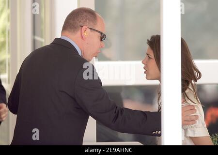 Prinzessin Albert II. Von Monaco spricht mit seiner Nichte Charlotte Casiraghi vor dem Start des Formel 1 Grand Prix 2006 in Monaco am 28. Mai 2006. Foto von Frederic Nebinger/ABACAPRESS.COM Stockfoto