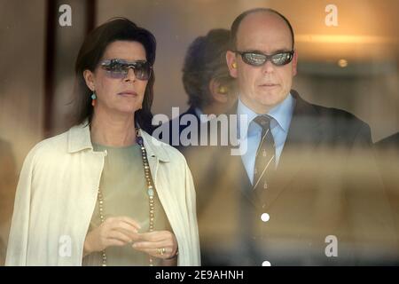 Fürst Albert II. Von Monaco und seine Schwester Prinzessin Caroline von Hannover stehen vor dem Start des Formel 1 Grand Prix 2006 in Monaco am 28. Mai 2006. Foto von Frederic Nebinger/ABACAPRESS.COM Stockfoto