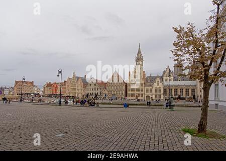 Graslei und korenlei Kais mit mittelalterlichen Stadthäusern und Uhrenturm entlang des Flusses Lys in der Stadt Gent, Flandern, Belgien Stockfoto