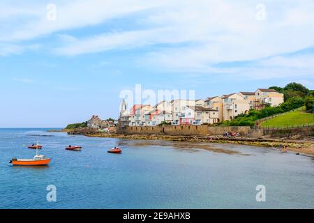 Blick entlang der Küste in Richtung Peveril Point auf dem South-West Coast Path von Swanage, Isle of Purbeck an der Jurassic Coast, Dorset Stockfoto