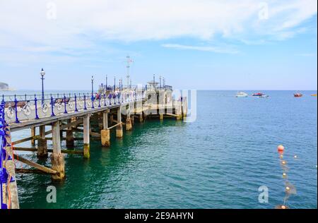 Der historische hölzerne viktorianische Pier in Swanage Bay in Swanage, Isle of Purbeck an der Jurassic Coast, Dorset, Südwestengland Stockfoto