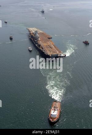 'Geführt von einer Flottille von Schleppern und kleinen Booten, Der ehemalige US Navy Flugzeugträger USS Oriskany passiert vor dem historischen Fort Pickens, als das Kriegsschiff seinen Weg entlang der Intracoastal Waterway von seinem letzten Port Call bei Naval Air Station Pensacola zu seinem endgültigen Ziel im Golf von Mexiko in Pensacola, FL, macht, USA am 15. Mai 2006. Es wird das größte Schiff werden, das jemals absichtlich als künstliches Riff versenkt wurde. Die Öffentlichkeit wird zwei Tage später auf dem Schiff angeln und tauchen dürfen. Bekannt als ''Big O'', wurde der 32.000-Tonnen-, 888-Fuß-Flugzeugträger an der New York Naval Shipya gebaut Stockfoto