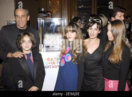 Thierry und Beatrice Ardisson nehmen mit ihren Kindern an der Auktion zum Wohle des Vereins "Reves" Teil, die am 30. Mai 2006 im Hotel Bristol in Paris, Frankreich, stattfindet. Taschen von Celine entworfen und von Kinderstars wie Madonna, Kristin Scott Thomas oder Carla Bruni dekoriert. Foto von Bruno Klein/ABACAPRESS.COM Stockfoto