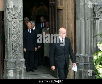 Der ehemalige französische Präsident Valery Giscard d'Estaing verlässt nach der Beerdigung von Edouard Michelin am 31. Mai 2006 die Kathedrale von Clermont-Ferrand in Mittelfrankreich. Foto von Vincent Dargent/ABACAPRESS.COM Stockfoto