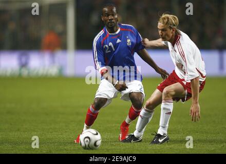 Frankreichs Pascal Chimbonda beim Internationalen Freundschaftsspiel, Frankreich gegen Dänemark im Bollaert-Stadion in Lens, Frankreich am 31. Mai 2006. Frankreich gewann 2-0. Foto von Christian Liewig/ABACAPRESS.COM Stockfoto