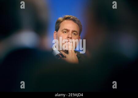 Der französische Gesundheitsminister Xavier Bertrand während der monatlichen Pressekonferenz von Premierminister Dominique de Villepin am 1. Juni 2006 im Theater von Chartres, Frankreich. Foto von Nicolas Gouhier/ABACAPRESS.COM Stockfoto