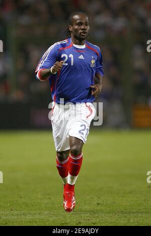 Frankreichs Pascal Chimbonda beim Internationalen Freundschaftsspiel, Frankreich gegen Dänemark im Bollaert-Stadion in Lens, Frankreich am 31. Mai 2006. Frankreich gewann 2-0. Foto von Christian Liewig/ABACAPRESS.COM Stockfoto