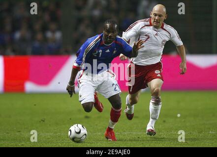 Frankreichs Pascal Chimbonda beim Internationalen Freundschaftsspiel, Frankreich gegen Dänemark im Bollaert-Stadion in Lens, Frankreich am 31. Mai 2006. Frankreich gewann 2-0. Foto von Christian Liewig/ABACAPRESS.COM Stockfoto