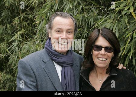 Der französische Humorist Michel Leeb und seine Frau Beatrice posieren am 1. Juni 2006 im VIP-Viertel der French Tennis Open in der Roland-Garros Arena in Paris. Foto von Gouhier-Nebinger-Zabulon/ABACAPRESS.COM Stockfoto