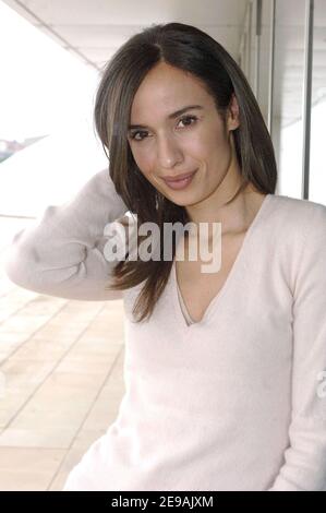 Amelle Chahbi, Humoristin und Besetzerin von 'The Jamel Comedy', posiert am 1. Juni 2006 auf dem Canal+ Dach in Paris. Jamels Show wird in diesem Sommer auf Sendung sein. Foto von Giancarlo Gorassini/ABACAPRESS.COM Stockfoto