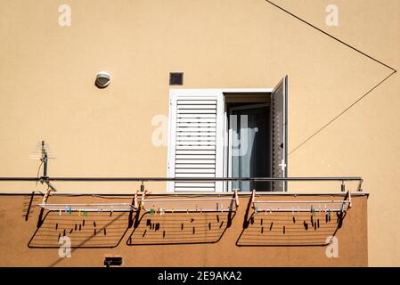 Wäscherei auf einem Balkon werfen Schatten auf hell erleuchteten Haus, pegsZadar, Dalmatien, Kroatien Stockfoto