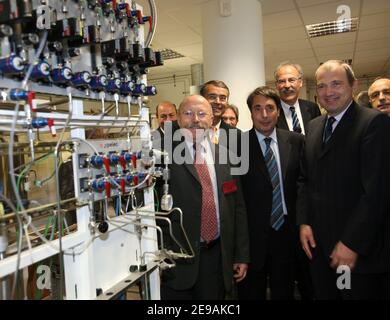 Der Delegierte Industrieminister Francois Loos, der Präsident der Region Rhone Alpes Jean-Jacques Queyranne und der Präsident von Isere Andre Vallini weihen am 2. Juni 2006 in Grenoble (Isere) das vom Atomenergiezentrum und vom Nationalen Ingenieurinstitut Grenoble geschaffene MINATEC-Innovationszentrum für Mikro- und Nanotechnologie ein. Foto von Vincent Dargent/ABACAPRESS.COM Stockfoto