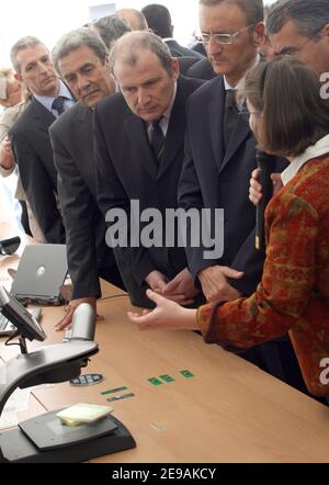 Der Delegierte Industrieminister Francois Loos, der Präsident der Region Rhone Alpes Jean-Jacques Queyranne und der Präsident von Isere Andre Vallini weihen am 2. Juni 2006 in Grenoble (Isere) das vom Atomenergiezentrum und vom Nationalen Ingenieurinstitut Grenoble geschaffene MINATEC-Innovationszentrum für Mikro- und Nanotechnologie ein. Foto von Vincent Dargent/ABACAPRESS.COM Stockfoto