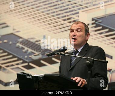 Der Delegierte Industrieminister Francois Loos, der Präsident der Region Rhone Alpes Jean-Jacques Queyranne und der Präsident von Isere Andre Vallini weihen am 2. Juni 2006 in Grenoble (Isere) das vom Atomenergiezentrum und vom Nationalen Ingenieurinstitut Grenoble geschaffene MINATEC-Innovationszentrum für Mikro- und Nanotechnologie ein. Foto von Vincent Dargent/ABACAPRESS.COM Stockfoto