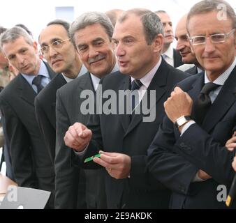 Der Delegierte Industrieminister Francois Loos, der Präsident der Region Rhone Alpes Jean-Jacques Queyranne und der Präsident von Isere Andre Vallini weihen am 2. Juni 2006 in Grenoble (Isere) das vom Atomenergiezentrum und vom Nationalen Ingenieurinstitut Grenoble geschaffene MINATEC-Innovationszentrum für Mikro- und Nanotechnologie ein. Foto von Vincent Dargent/ABACAPRESS.COM Stockfoto