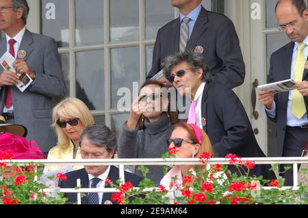 Die französische Schauspielerin Carole Bouquet nimmt am 4. Juni 2006 am Prix du Jockey Club auf der Chantilly-Pferderennen Teil. Foto von Edwin Cook/ABACAPRESS.COM Stockfoto