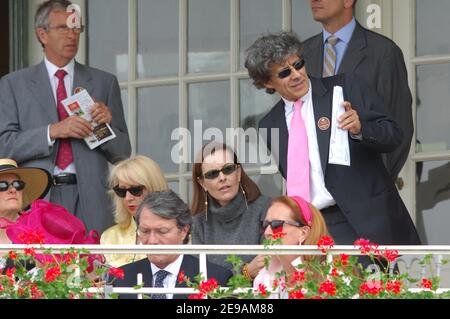 Die französische Schauspielerin Carole Bouquet nimmt am 4. Juni 2006 am Prix du Jockey Club auf der Chantilly-Pferderennen Teil. Foto von Edwin Cook/ABACAPRESS.COM Stockfoto