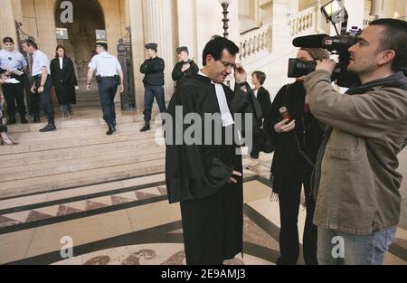 Didier Seban, der Anwalt der Vereinigung der Opferfamilien, beantwortet die Medien am ersten Tag des französischen "Serienmörder" Emile Louis, der am 6. Juni 2006 in Paris, Frankreich, ein Berufungsverfahren eröffnet hat. Louis, ein 70-jähriger Busfahrer, ist in Frankreich wegen des Todes von sieben jungen Mädchen in einem der größten Nachkriegsskandale des Landes vor Gericht gestellt worden. Im Jahr 2005 wurde er in dreißig Jahren krimineller Rückschlüsse verurteilt. Seine Anwälte fordern seinen Freispruch für unernsthafte Beweise. Foto von Mousse/ABACAPRESS.COM Stockfoto