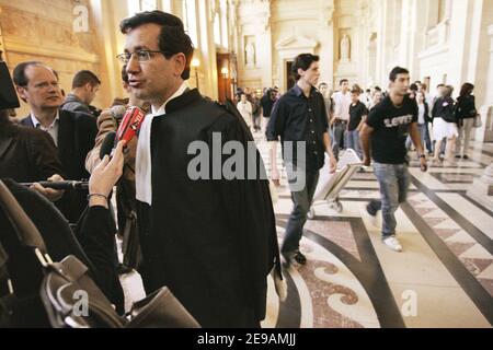 Didier Seban, der Anwalt der Vereinigung der Opferfamilien, beantwortet die Medien am ersten Tag des französischen "Serienmörder" Emile Louis, der am 6. Juni 2006 in Paris, Frankreich, ein Berufungsverfahren eröffnet hat. Louis, ein 70-jähriger Busfahrer, ist in Frankreich wegen des Todes von sieben jungen Mädchen in einem der größten Nachkriegsskandale des Landes vor Gericht gestellt worden. Im Jahr 2005 wurde er in dreißig Jahren krimineller Rückschlüsse verurteilt. Seine Anwälte fordern seinen Freispruch für unernsthafte Beweise. Foto von Mousse/ABACAPRESS.COM Stockfoto