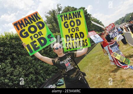 Mitglieder einiger extremistischer Kirchenproteste am 6. Juni 2006 auf dem Arlington National Cemetery, VA, USA. Nach ihrer Therorie sind die militärischen Todesfälle im Irak Gottes Strafe für Amerikas Toleranz gegenüber Schwulen. Sie tragen in der Regel Schilder mit Slogans wie "Gott hasst Fags" und "Gott sei Dank für IEDs", ein Verweis auf die Straßenbomben von Aufständischen verwendet. Foto von Olivier Douliery/ABACAPRESS.COM Stockfoto