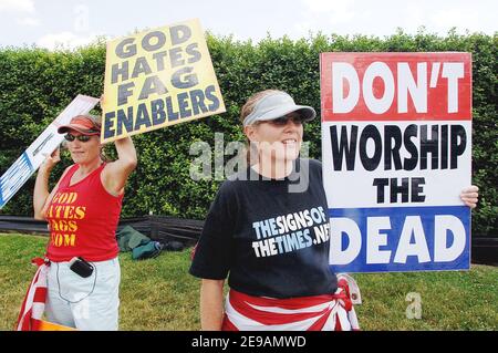 Mitglieder einiger extremistischer Kirchenproteste am 6. Juni 2006 auf dem Arlington National Cemetery, VA, USA. Nach ihrer Therorie sind die militärischen Todesfälle im Irak Gottes Strafe für Amerikas Toleranz gegenüber Schwulen. Sie tragen in der Regel Schilder mit Slogans wie "Gott hasst Fags" und "Gott sei Dank für IEDs", ein Verweis auf die Straßenbomben von Aufständischen verwendet. Foto von Olivier Douliery/ABACAPRESS.COM Stockfoto