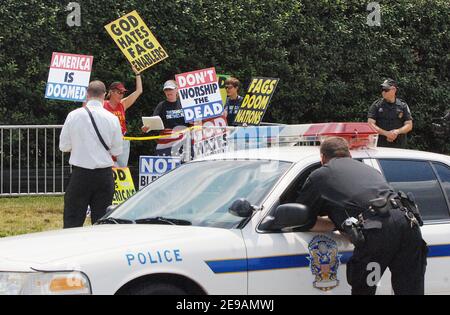 Mitglieder einiger extremistischer Kirchenproteste am 6. Juni 2006 auf dem Arlington National Cemetery, VA, USA. Nach ihrer Therorie sind die militärischen Todesfälle im Irak Gottes Strafe für Amerikas Toleranz gegenüber Schwulen. Sie tragen in der Regel Schilder mit Slogans wie "Gott hasst Fags" und "Gott sei Dank für IEDs", ein Verweis auf die Straßenbomben von Aufständischen verwendet. Foto von Olivier Douliery/ABACAPRESS.COM Stockfoto