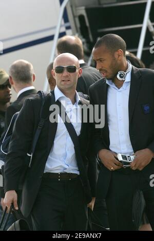 Frankreichs Torhüter Fabien Barthez und Thierry Henry kommen am 8. Juni 2006 in Hannover an. Foto von Gouhier-Hahn-Orban/Cameleon/ABACAPRESS.COM Stockfoto