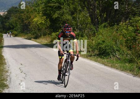 Mavrovo, Mazedonien, September 08 2020. Das Zeitfahrrad-Rennen fand im hügeligen Gelände von Mavrovo statt, für Profi- und Amateurfahrer. Stockfoto